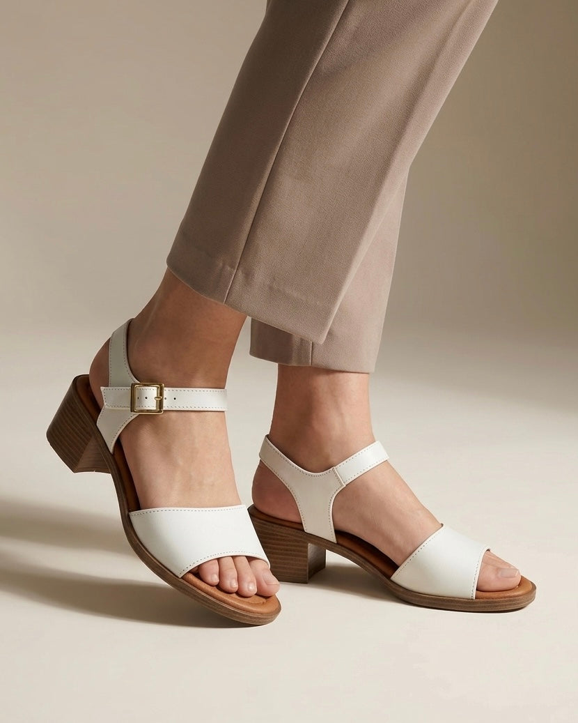 Sandali bianchi con tacco medio largo senza plateau, fascia singola liscia sul davanti e cinturino alla caviglia - Buttò Calzature - indossati.