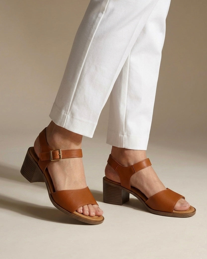 Sandali color cuoio con tacco medio largo senza plateau, fascia singola liscia sul davanti e cinturino alla caviglia - Buttò Calzature - indossati.