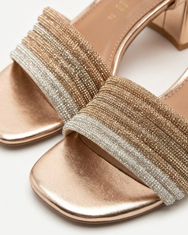 Sandali con tacco medio largo oro rosa laminato a punta squadrata con fascia frontale in strass sfumati e cinturino alla caviglia - Buttò Calzature - dettaglio.