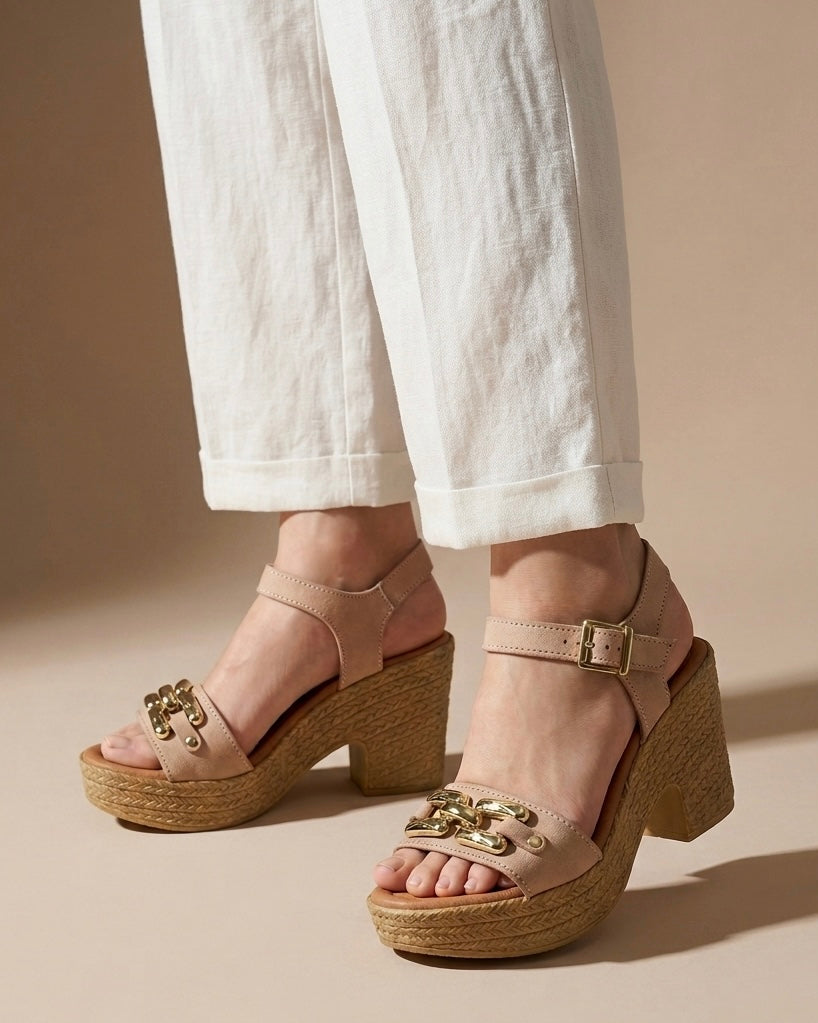 Sandali alti color beige nude con fascia singola sul davanti impreziosita da un morsetto dorato lavorato, tacco largo, plateau e cinturino alla caviglia - Buttò Calzature - indossati.