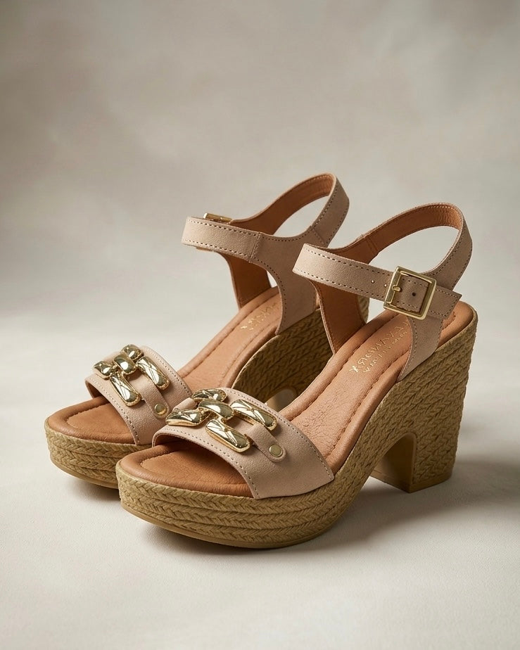 Sandali alti color beige nude con fascia singola sul davanti impreziosita da un morsetto dorato lavorato, tacco largo, plateau e cinturino alla caviglia - Buttò Calzature.
