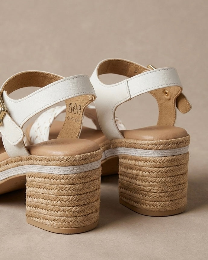 Sandali donna Valleverde bianchi con fascia anteriore intrecciata, cinturino alla caviglia con fibbia dorata e zeppa media rivestita in corda stile espadrillas-retro.