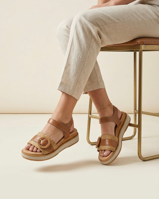 Sandali donna Valleverde color cuoio con fascia in paglia intrecciata, maxi fibbia tonda rivestita e suola platform sportiva bicolore-modella