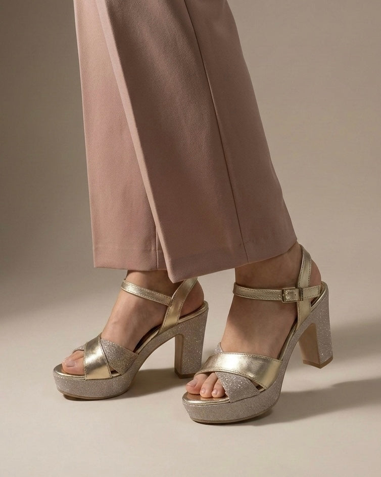 Sandali da donna marca Valleverde color oro (gold), con fasce incrociate in pelle laminata e glitter, tacco largo alto e plateau rivestito di brillantini-indossati.