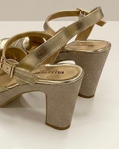 Sandali da donna marca Valleverde color oro (gold), con fasce incrociate in pelle laminata e glitter, tacco largo alto e plateau rivestito di brillantini-retro.