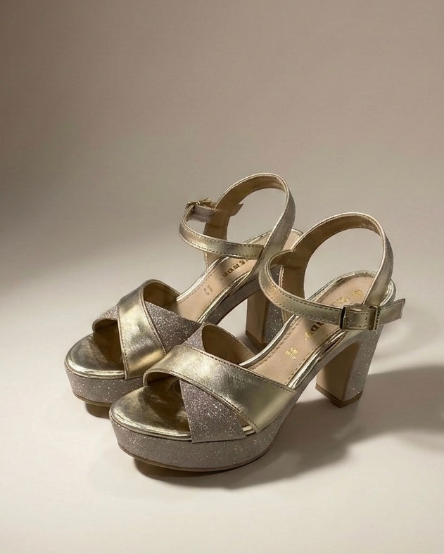 Sandali da donna marca Valleverde color oro (gold), con fasce incrociate in pelle laminata e glitter, tacco largo alto e plateau rivestito di brillantini.