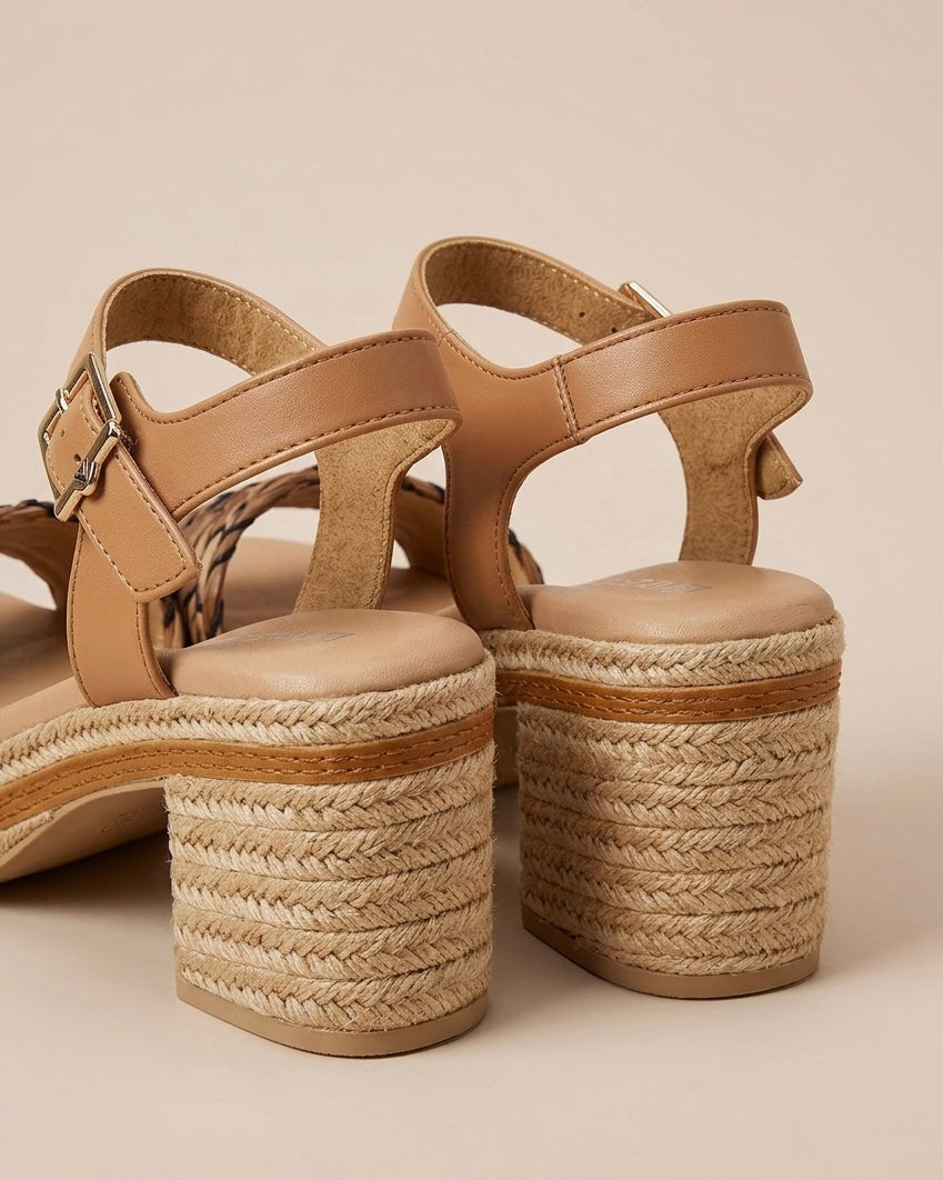 Sandali donna Valleverde con fascia anteriore in materiale naturale intrecciato marrone e nero, cinturino alla caviglia in pelle cuoio con fibbia dorata e zeppa alta rivestita in corda-retro.