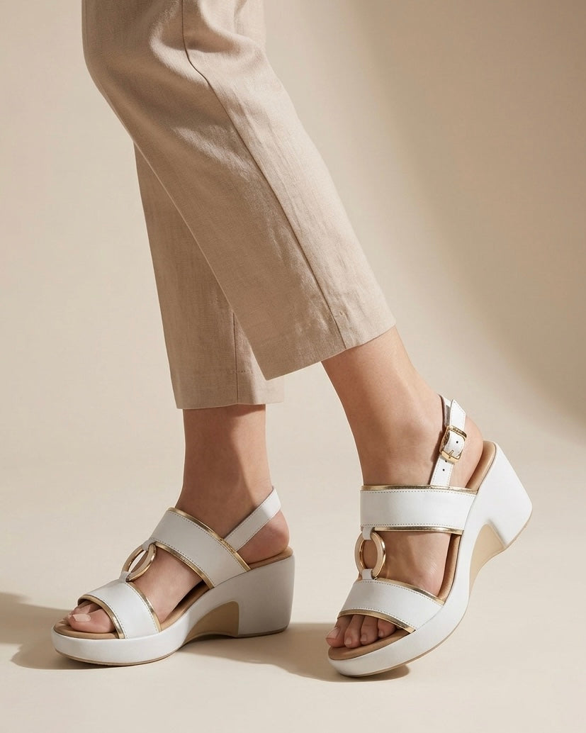 Sandali da donna Valleverde in pelle bianca con raffinati profili laminati oro, anello centrale dorato e zeppa media ultra-leggera-indossate.