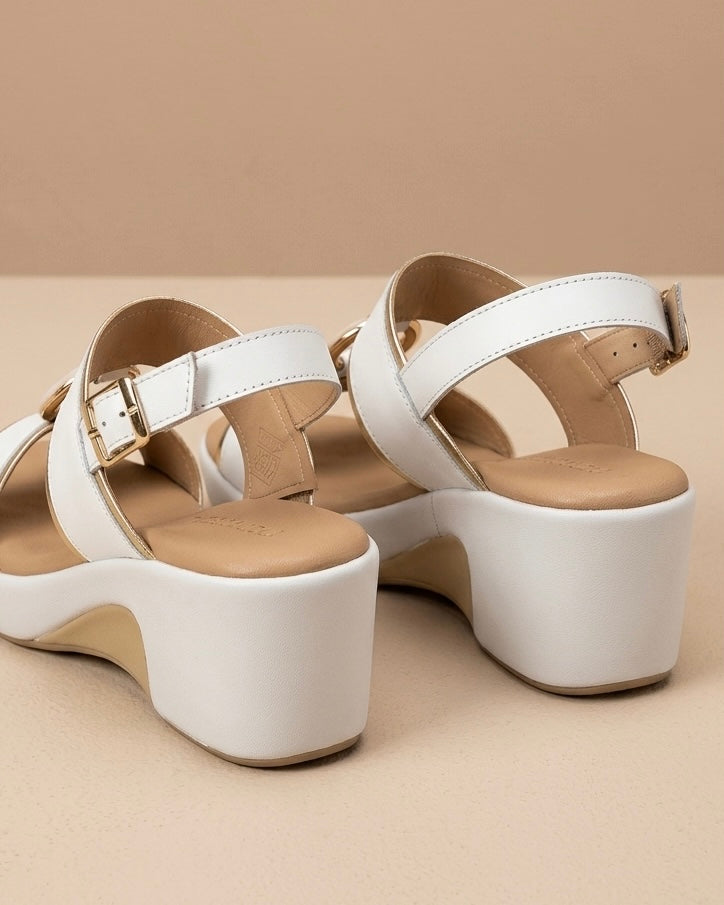 Sandali da donna Valleverde in pelle bianca con raffinati profili laminati oro, anello centrale dorato e zeppa media ultra-leggera-retro.