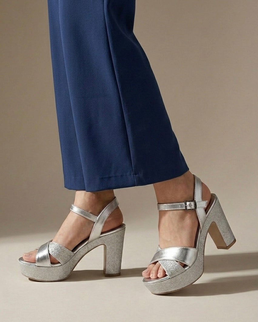 Sandali da donna marca Valleverde color argento (silver), con fasce incrociate in pelle laminata e glitter, tacco largo alto e plateau rivestito di brillantini-indossati.