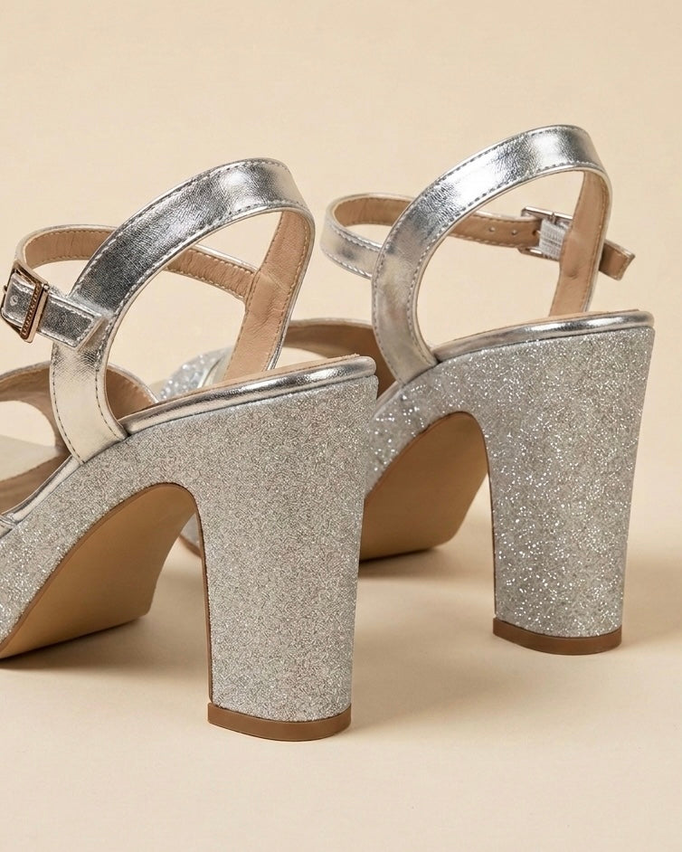 Sandali da donna marca Valleverde color argento (silver), con fasce incrociate in pelle laminata e glitter, tacco largo alto e plateau rivestito di brillantini-retro.