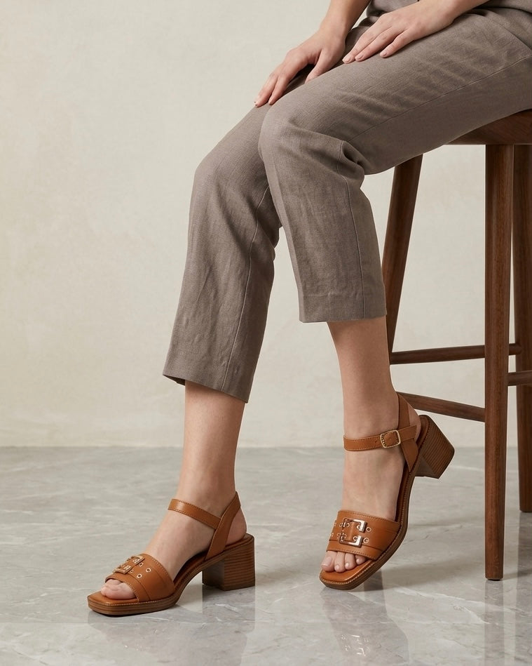 Sandali in vera pelle color cuoio con tacco block e plantare memory -modella.