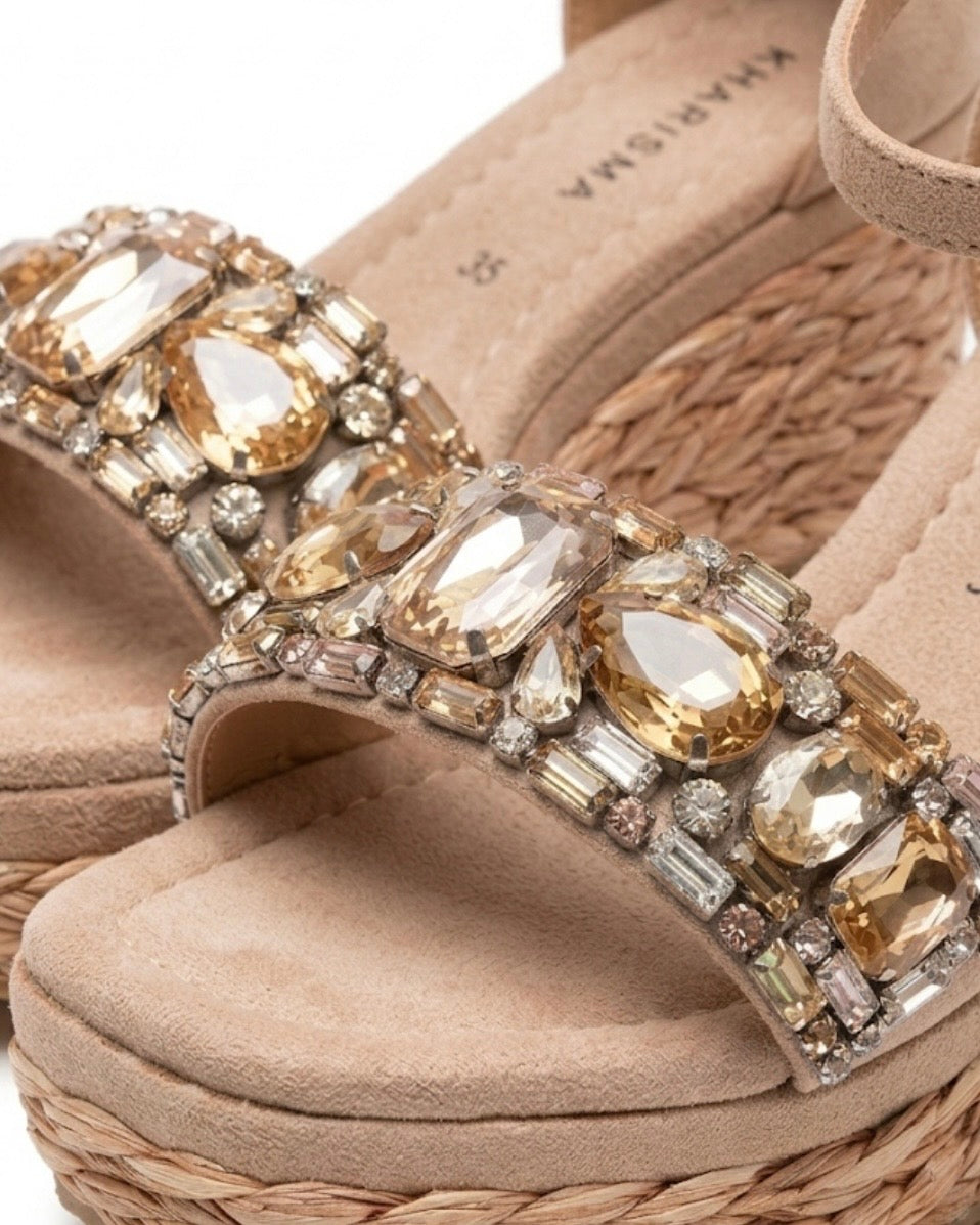 Sandali con zeppa e plateau beige nude con fascia anteriore tempestata di pietre gioiello ambra e cristalli champagne - Buttò Calzature - dettaglio.