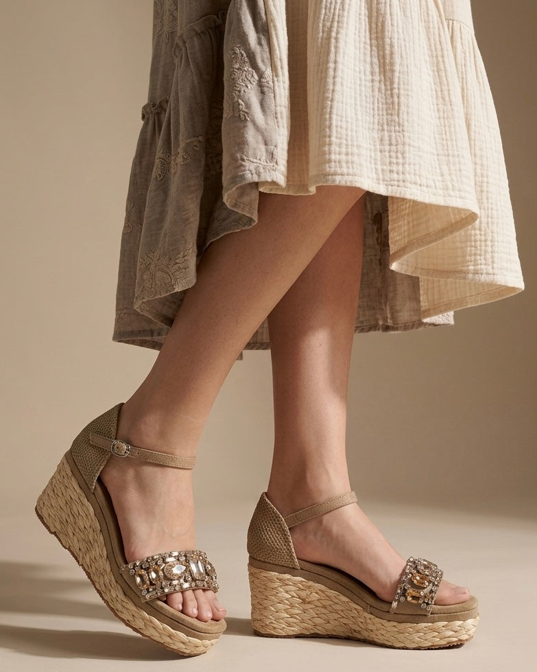 Sandali con zeppa e plateau beige nude con fascia anteriore tempestata di pietre gioiello ambra e cristalli champagne - Buttò Calzature - indossati.
