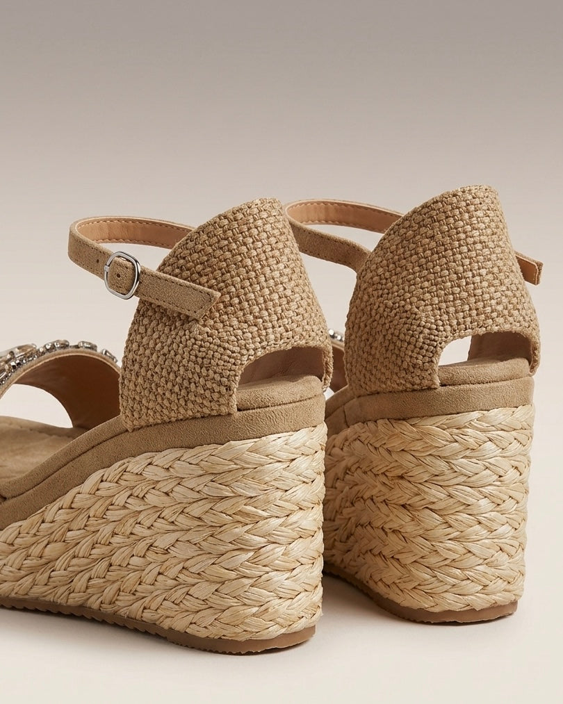 Sandali con zeppa e plateau beige nude con fascia anteriore tempestata di pietre gioiello ambra e cristalli champagne - Buttò Calzature - retro.