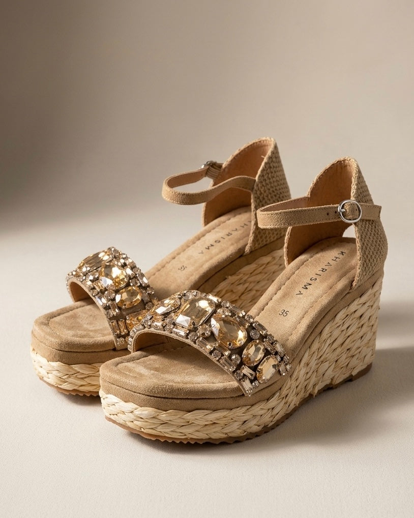 Sandali con zeppa e plateau beige nude con fascia anteriore tempestata di pietre gioiello ambra e cristalli champagne - Buttò Calzature.