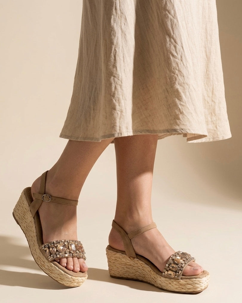 Sandali con zeppa media beige con cinturino alla caviglia e fascia frontale decorata da grandi pietre gioiello geometriche e ambrate - Buttò Calzature - indossati.
