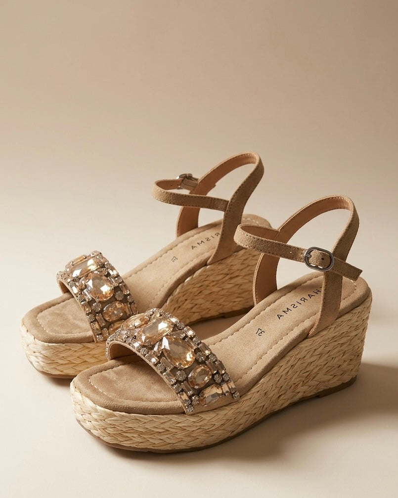 Sandali con zeppa media beige con cinturino alla caviglia e fascia frontale decorata da grandi pietre gioiello geometriche e ambrate - Buttò Calzature.