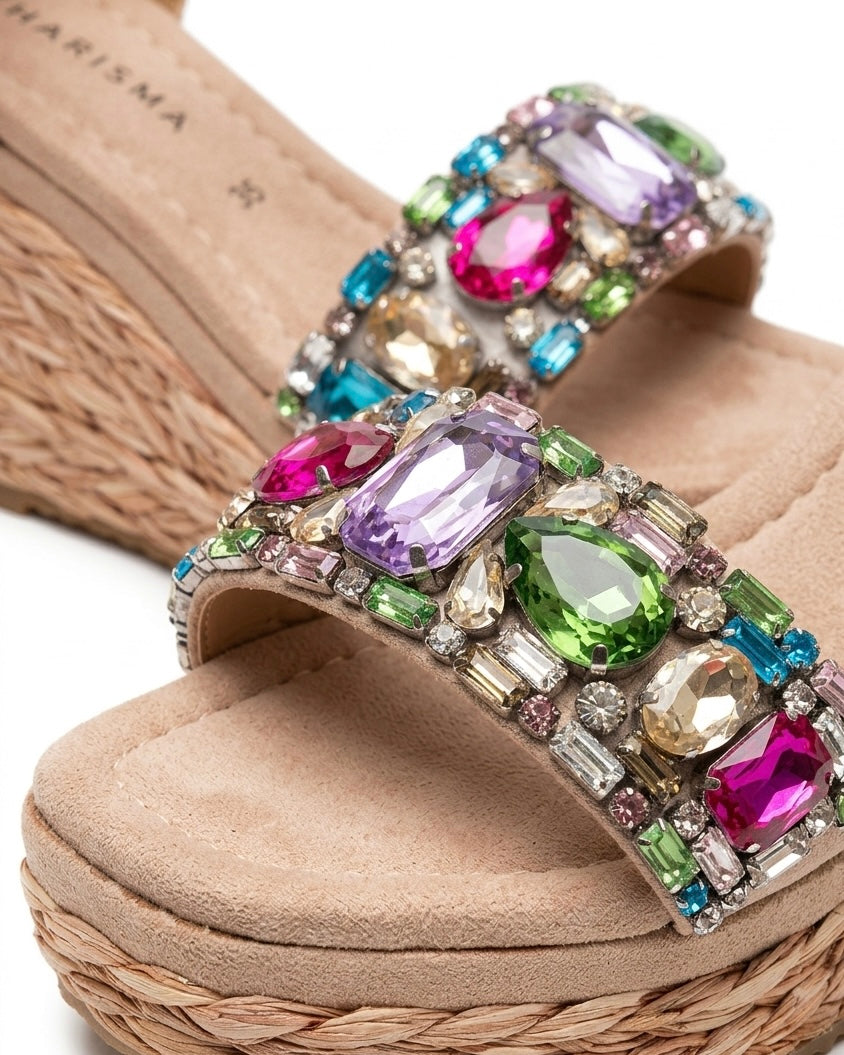 Sandali con zeppa e plateau beige cipria con fascia anteriore tempestata di pietre gioiello multicolor e cinturino alla caviglia - Buttò Calzature - dettaglio.