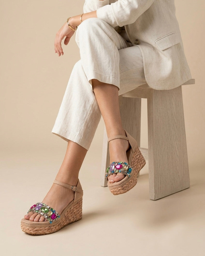 Sandali con zeppa e plateau beige cipria con fascia anteriore tempestata di pietre gioiello multicolor e cinturino alla caviglia - Buttò Calzature - modella.