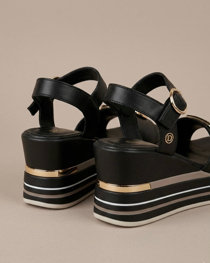 Sandali neri Donna Serena con zeppa rigata bicolore, fascia anteriore con fibbia geometrica oro e cinturino alla caviglia - Buttò Calzature - retro.