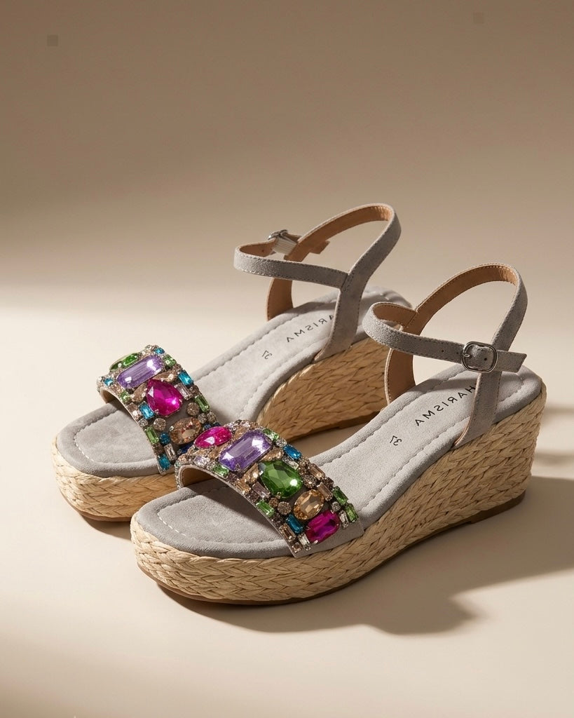 Sandali con zeppa media grigi con cinturino alla caviglia e fascia frontale decorata da grandi pietre gioiello geometriche e multicolor - Buttò Calzature.