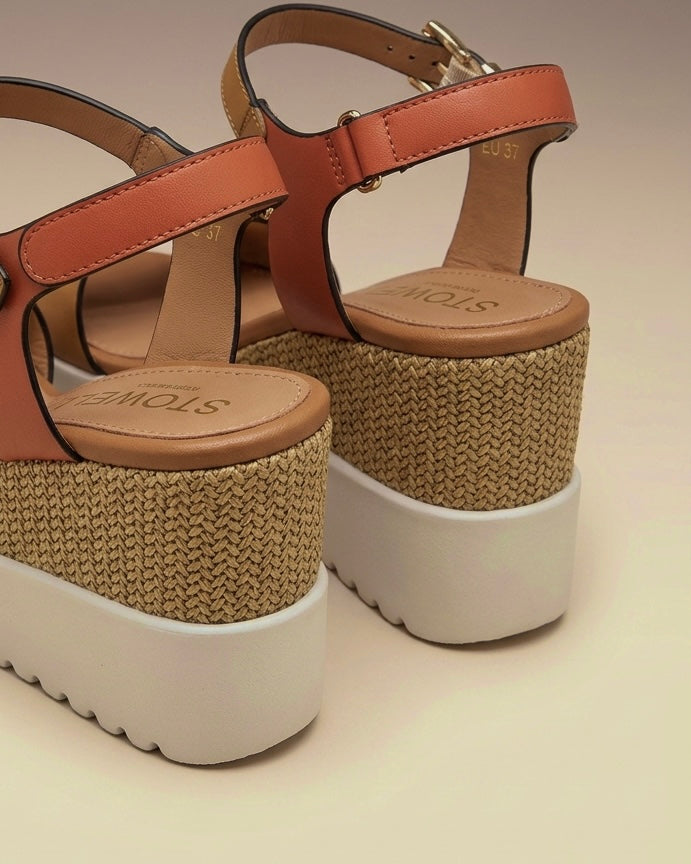 Sandali donna Stonefly con zeppa alta, tomaia in pelle color cuoio, dettaglio fibbia dorata sulla fascia e cinturino regolabile alla caviglia-retro.