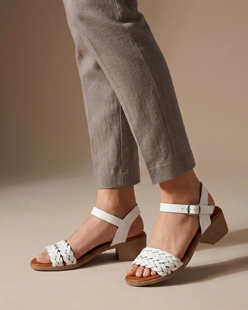 Sandalo basso donna in vera pelle bianca con fascia frontale intrecciata cinturino alla caviglia e plantare memory foam Buttò Calzature-indossati.