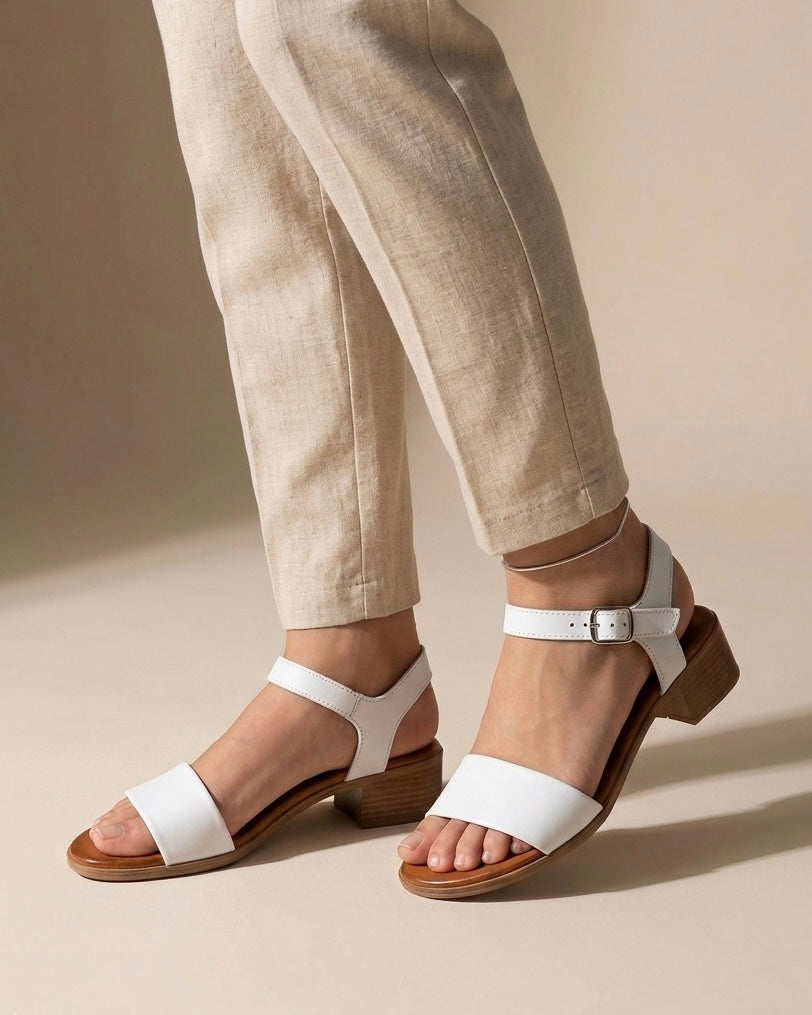 Sandalo donna in vera pelle bianca a fascia larga liscia con tacco medio squadrato effetto legno e plantare memory foam Buttò Calzature-indossate.