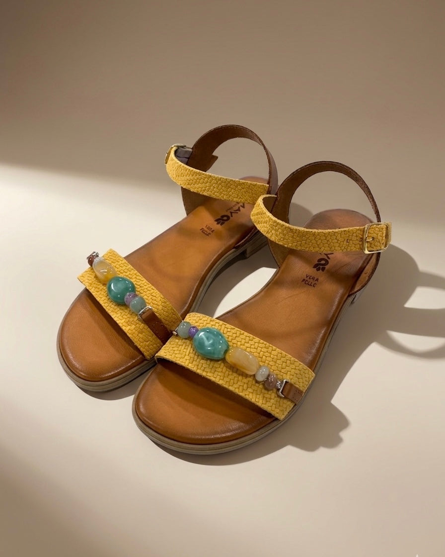 Sandalo basso donna in vera pelle giallo ocra con trama intrecciata pietre colorate e plantare memory foam Buttò Calzature