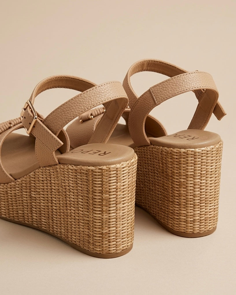 Sandali REPO con zeppa in corda intrecciata e tomaia in pelle martellata beige nude, dettaglio fibbia decorativa e cinturino alla caviglia-retro zeppa.