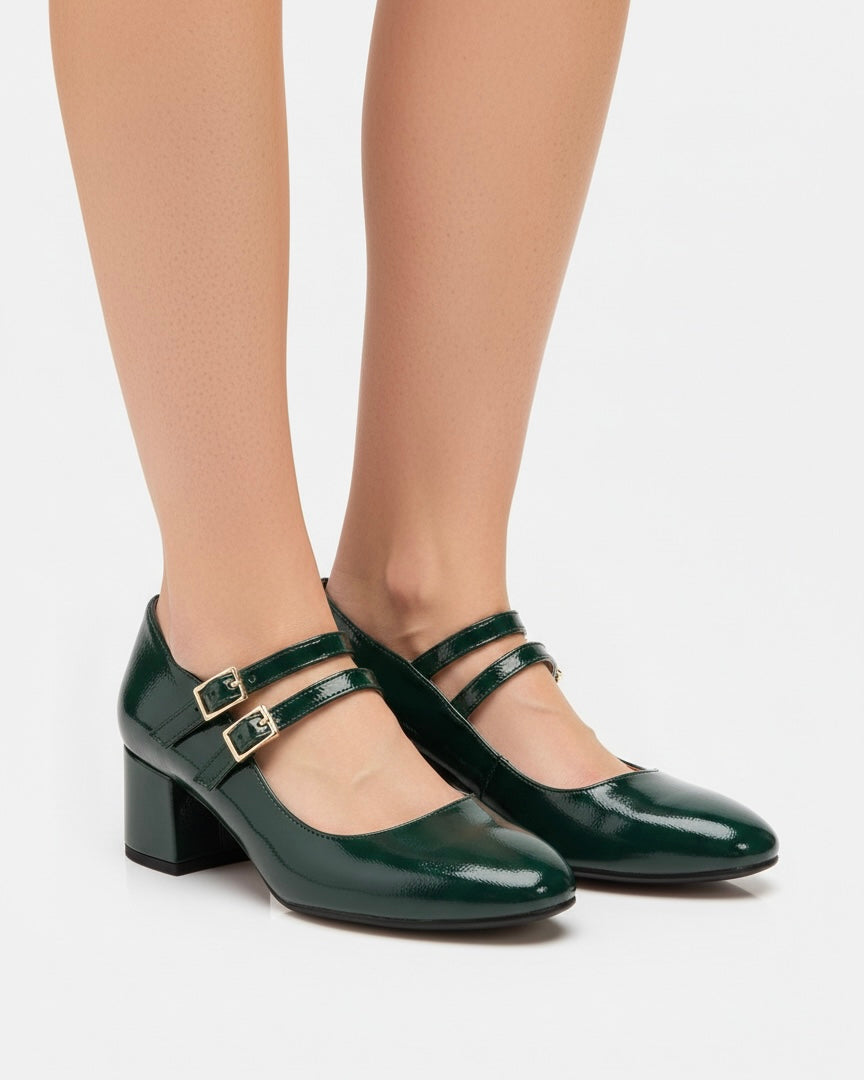 Scarpe Mary Jane in vernice verde bosco con tacco largo medio e doppio cinturino incrociato con fibbie dorate - indossate.