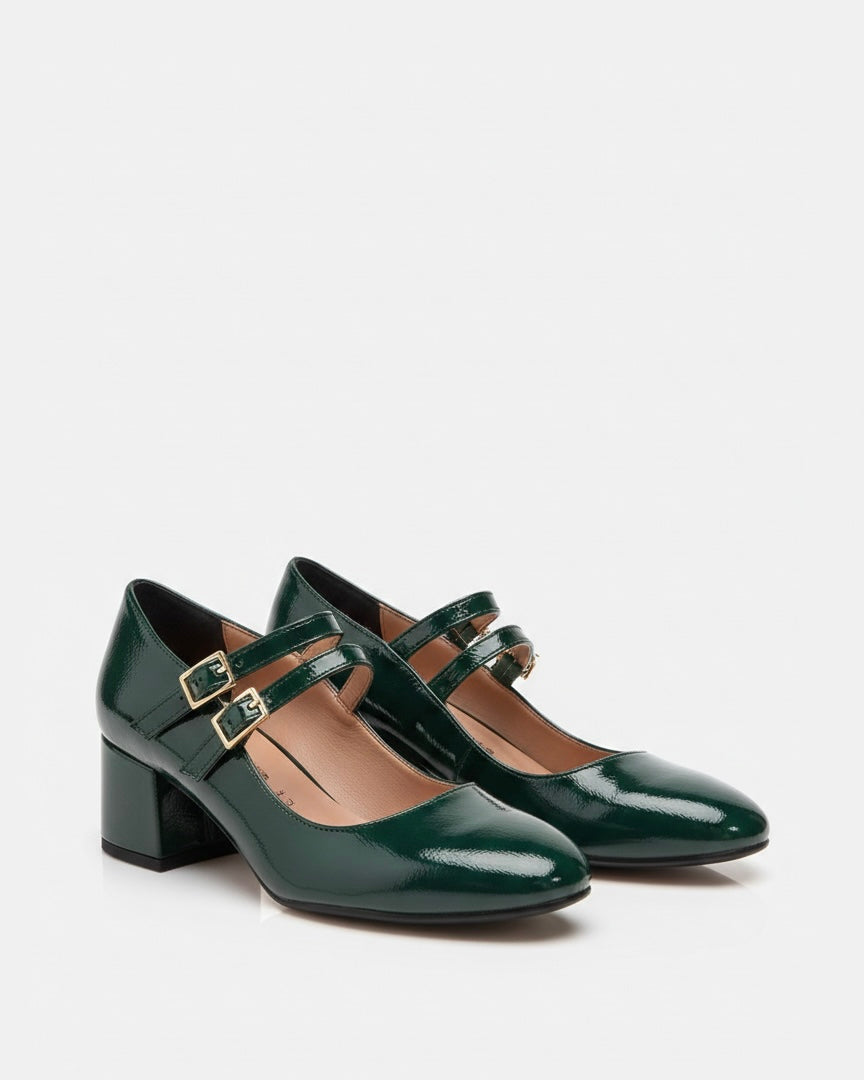 Scarpe Mary Jane in vernice verde bosco con tacco largo medio e doppio cinturino incrociato con fibbie dorate.