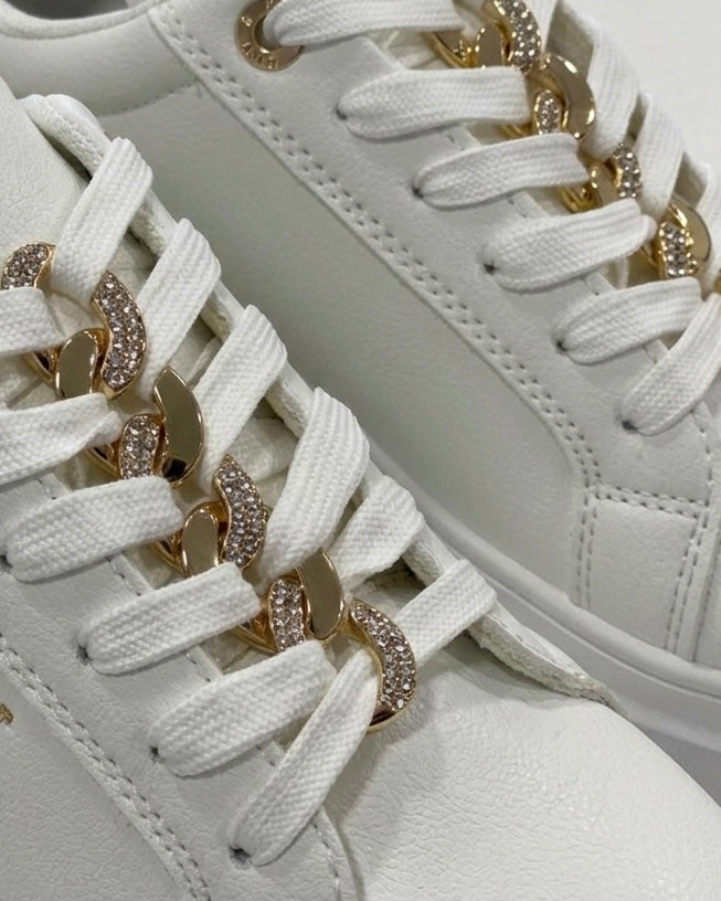 Sneakers platform Alviero Martini 1 Classe in pelle bianca con dettaglio Geo Classic sul tallone e catenella dorata sulle stringhe - dettaglio ravvicinato.