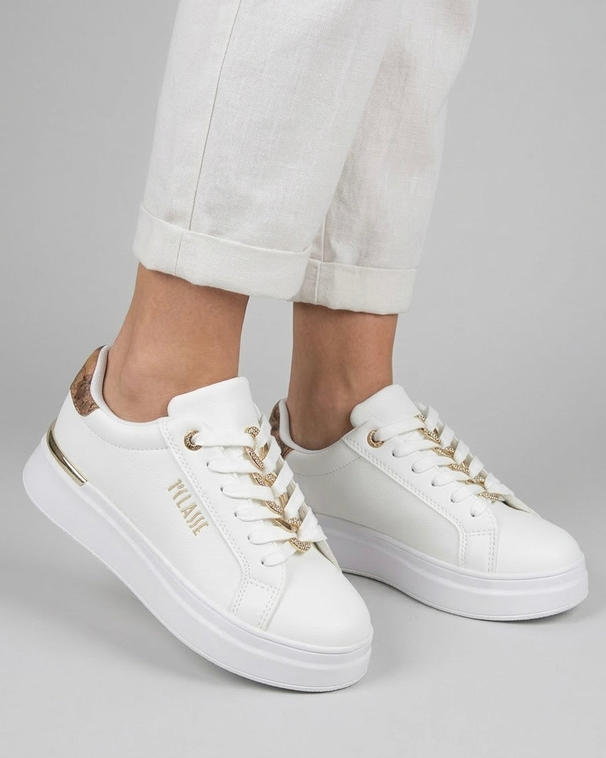 Sneakers platform Alviero Martini 1 Classe in pelle bianca con dettaglio Geo Classic sul tallone e catenella dorata sulle stringhe - indossate.