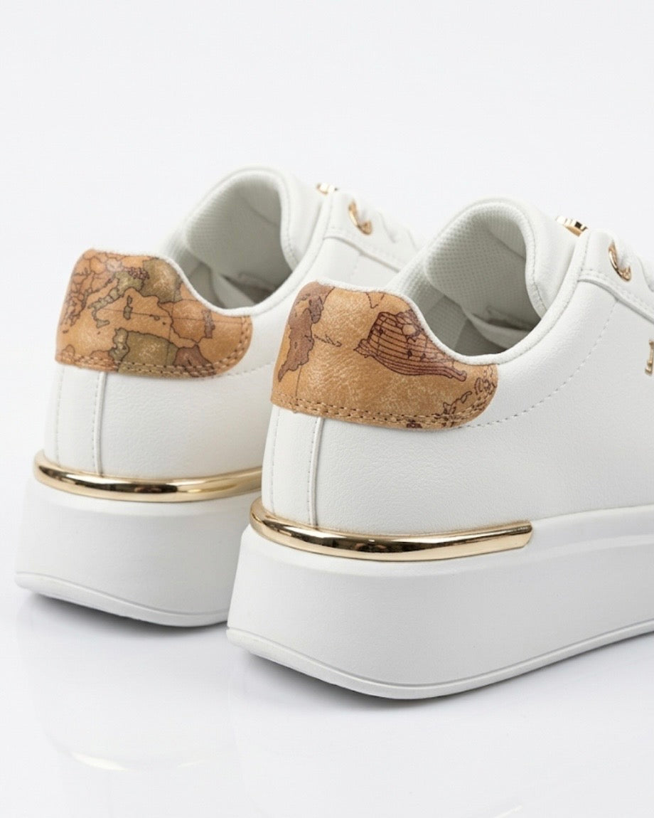 Sneakers platform Alviero Martini 1 Classe in pelle bianca con dettaglio Geo Classic sul tallone e catenella dorata sulle stringhe - retro scarpa.