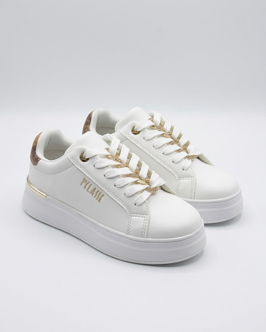 Sneakers platform Alviero Martini 1 Classe in pelle bianca con dettaglio Geo Classic sul tallone e catenella dorata sulle stringhe.