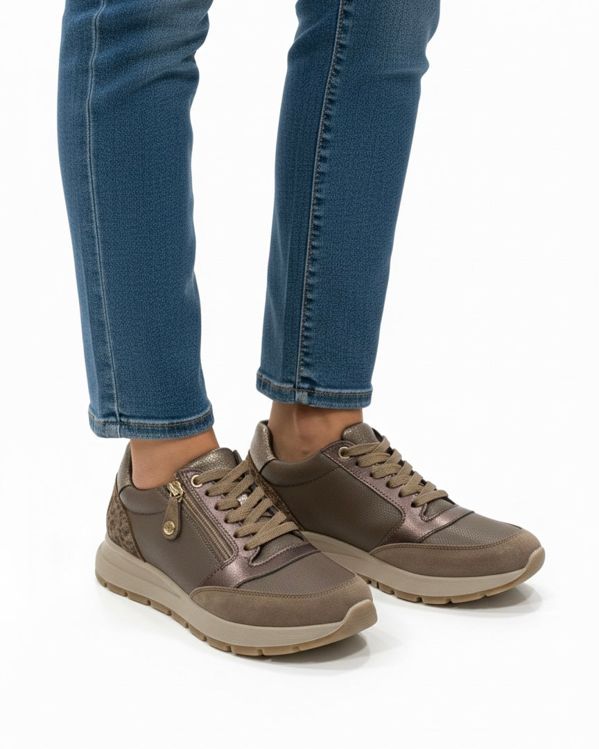 Sneakers donna IMAC colore bronze e fango con doppia chiusura zip e lacci e dettagli animalier su sfondo bianco - indossate al piede.