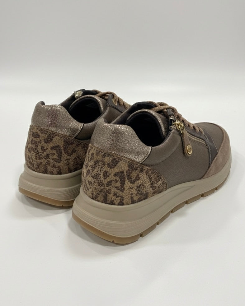 Sneakers donna IMAC colore bronze e fango con doppia chiusura zip e lacci e dettagli animalier su sfondo bianco - dettaglio retro tacco.