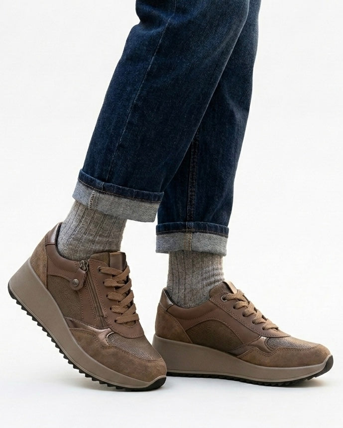 Sneakers da donna brand IMAC in pelle bronzo metallizzato e camoscio taupe, con lacci piatti e pratica zip laterale su suola platform beige - indossate.