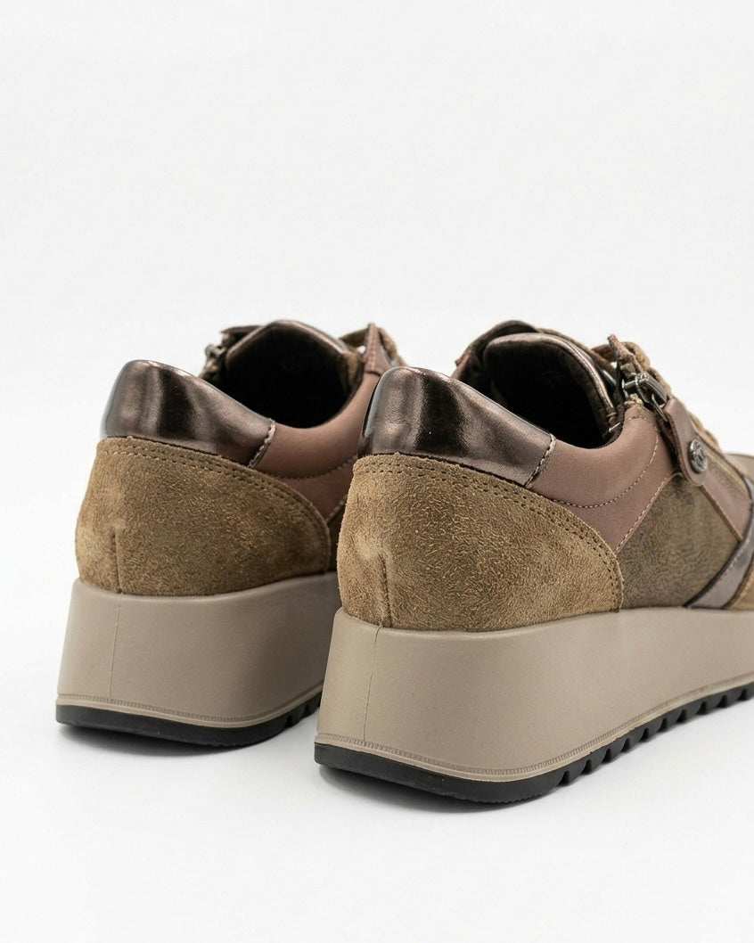 Sneakers da donna brand IMAC in pelle bronzo metallizzato e camoscio taupe, con lacci piatti e pratica zip laterale su suola platform beige - indossate - retro tacco.