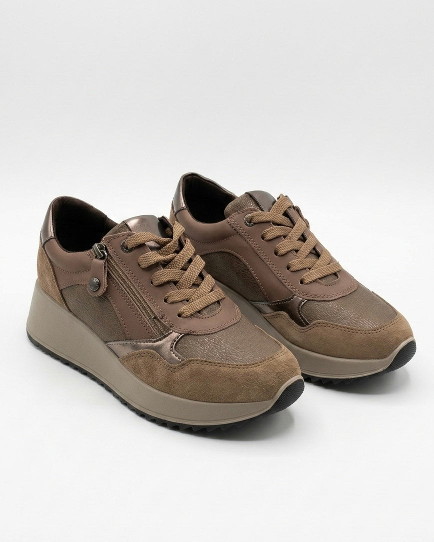 Sneakers da donna brand IMAC in pelle bronzo metallizzato e camoscio taupe, con lacci piatti e pratica zip laterale su suola platform beige.