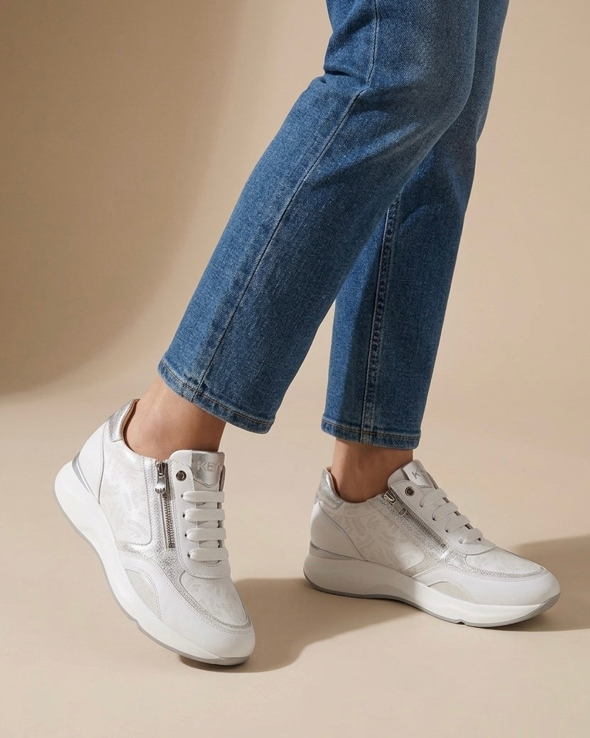 Sneakes Keys da donna in pelle bianca con dettagli argento glitterati, zeppa alta e pratica chiusura a zip laterale-Indossate.