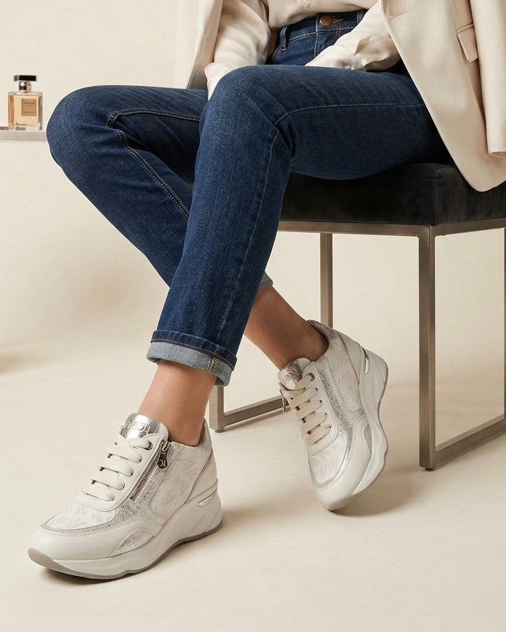 Sneakers Keys da donna in pelle bianca con dettagli argento glitterati, zeppa alta e pratica chiusura a zip laterale-modella.