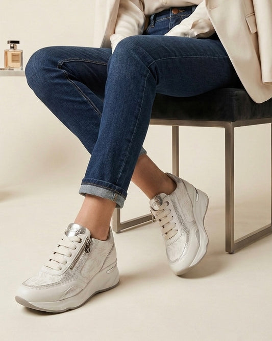 Sneakers Keys da donna in pelle bianca con dettagli argento glitterati, zeppa alta e pratica chiusura a zip laterale-modella.