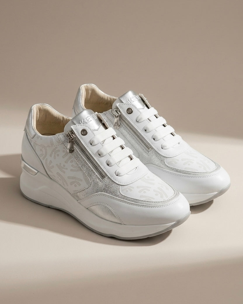 Sneakes Keys da donna in pelle bianca con dettagli argento glitterati, zeppa alta e pratica chiusura a zip laterale.