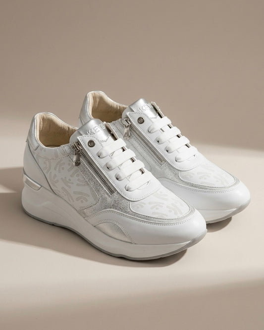 Sneakes Keys da donna in pelle bianca con dettagli argento glitterati, zeppa alta e pratica chiusura a zip laterale.