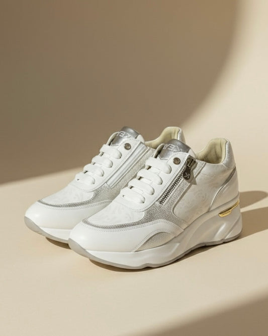 Sneakers Keys da donna in pelle bianca con dettagli argento glitterati, zeppa alta e pratica chiusura a zip laterale.
