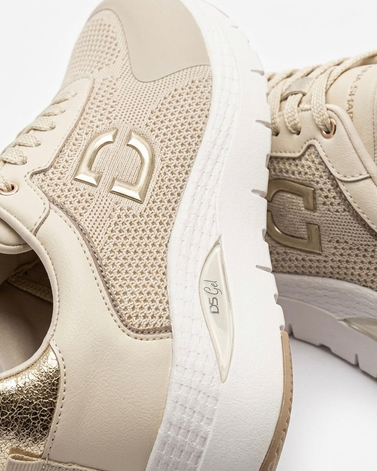 Sneakers sportive da donna Donna Serena color beige sabbia in tessuto traspirante, suola ammortizzata bianca e grigia, lacci bicolore e zip laterale-dettaglio.