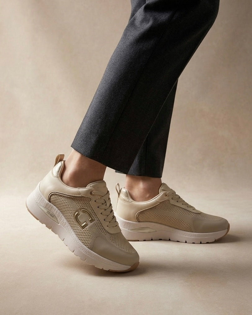 Sneakers sportive da donna Donna Serena color beige sabbia in tessuto traspirante, suola ammortizzata bianca e grigia, lacci bicolore e zip laterale-indossate.
